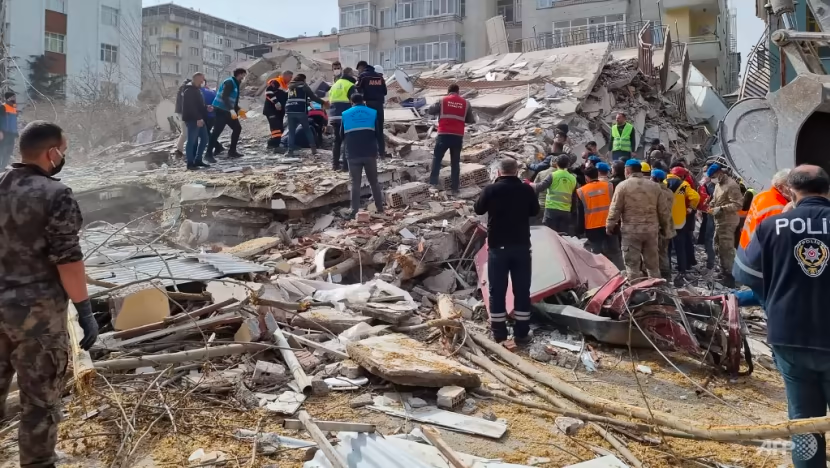 Lực lượng cứu hộ nỗ lực giải cứu người dân bị mắc kẹt dưới đống đổ nát của các toà nhà bị sập sau trận động đất ngày 27-2. Ảnh: REUTERS