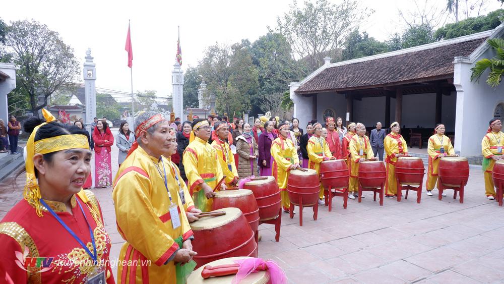 Lễ rước nước được tổ chức trang nghiêm tại Đền vua Mai.