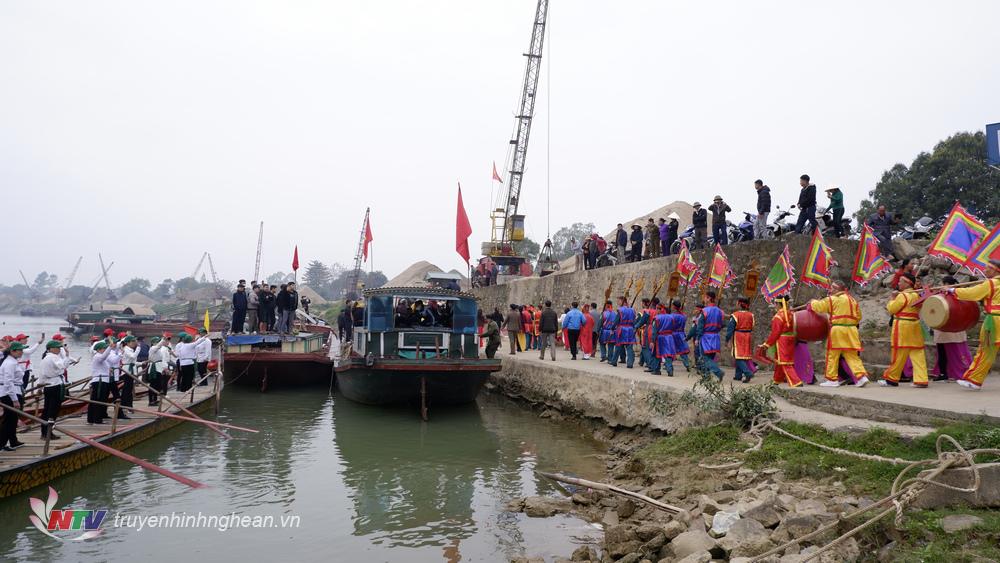 Tại bến Sa Nam, huyện Nam Đàn đã bố trí thuyền được trang trí cờ hoa, sau đó đoàn rước lên thuyền ngược dòng sông Lam đến thượng nguồn lấy nước.