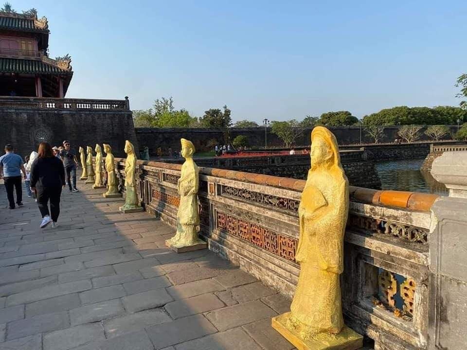 Hai hàng tượng màu vàng trước cổng Ngọ Môn. 