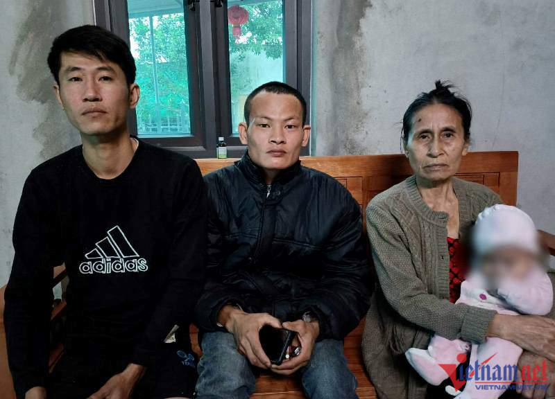 Công dân Nguyễn Bá Thiết (giữa) vừa bị trả về địa phương do không đủ tiêu chuẩn nhập ngũ