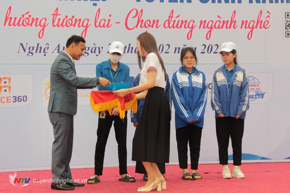 Trường ĐH Kinh tế Nghệ An trao tặng 5 suất quà cho các em học sinh vượt khó học giỏi của Trường THPT Nguyễn Cảnh Chân.