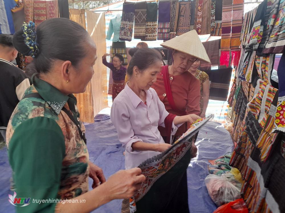 Đông người dân, du khách đến tham quan tìm hiểu các sản phẩm dệt thổ cẩm của người Thái huyện Kỳ Sơn.