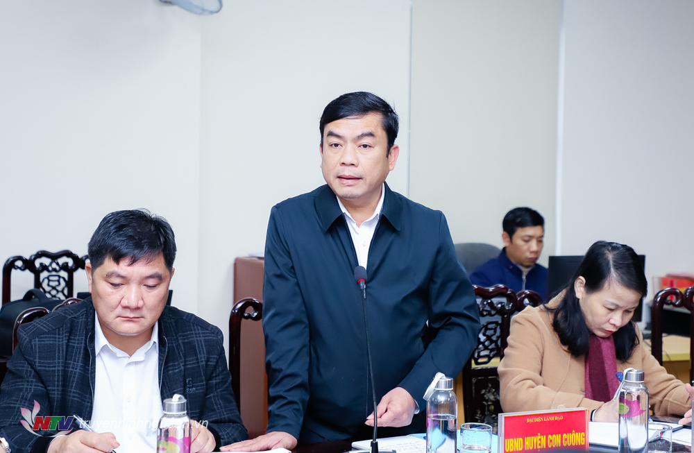 Chủ tịch UBND huyện Con Cuông Hoàng Sỹ Kiện báo cáo kết quả giải quyết kiến nghị công dân. 