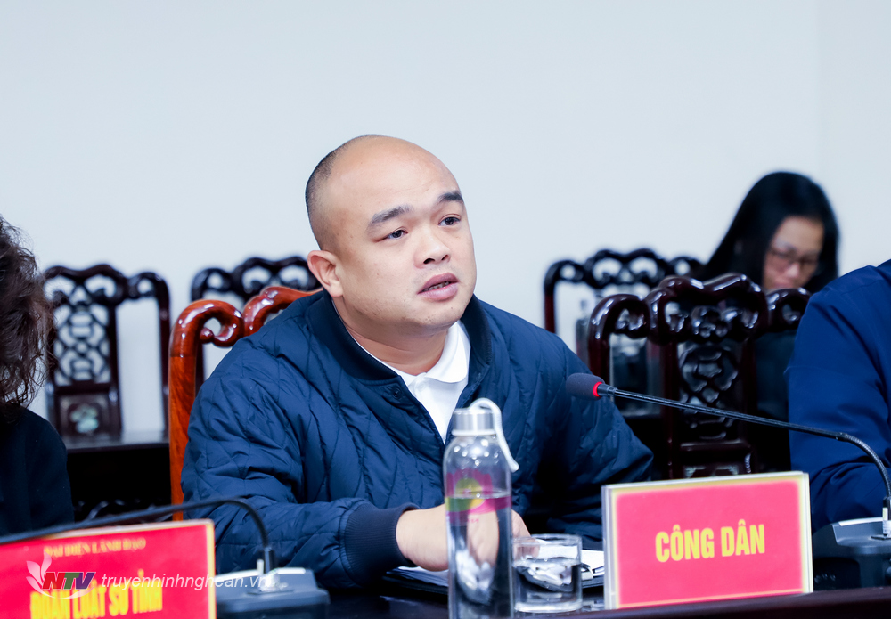 Công dân Trần Văn Ngọc (trú khối 13, phường Trung Đô, TP. Vinh) trình bày nội dung kiến nghị. 