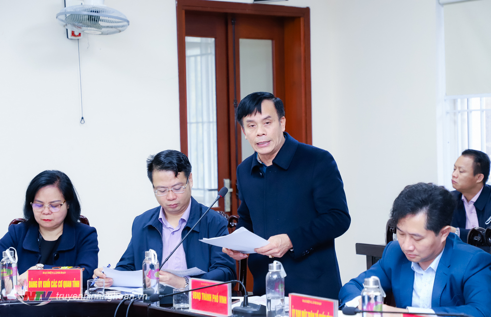 Chủ tịch UBND TP. Vinh Trần Ngọc Tú báo cáo kết quả giải quyết kiến nghị của công dân.