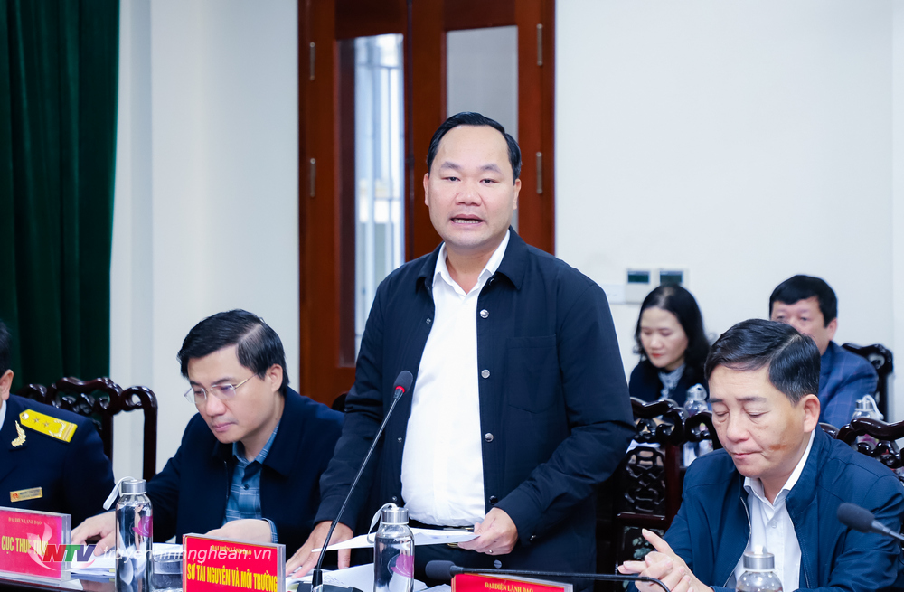 Giám đốc Sở TN&MT Hoàng Quốc Việt trao đổi nội dung công dân kiến nghị. 