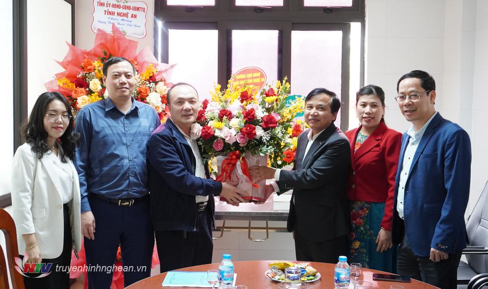 Phó Chủ tịch HĐND tỉnh Nguyễn Như Khôi đến thăm, tặng quà, chúc mừng Ban bảo vệ chăm sóc sức khỏe cán bộ tỉnh nhân ngày truyền thống