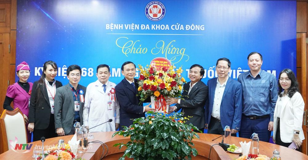 Phó Chủ tịch HĐND tỉnh Nguyễn Như Khôi đến thăm, tặng quà, chúc mừng Bệnh viện Đa khoa Cửa Đông)
