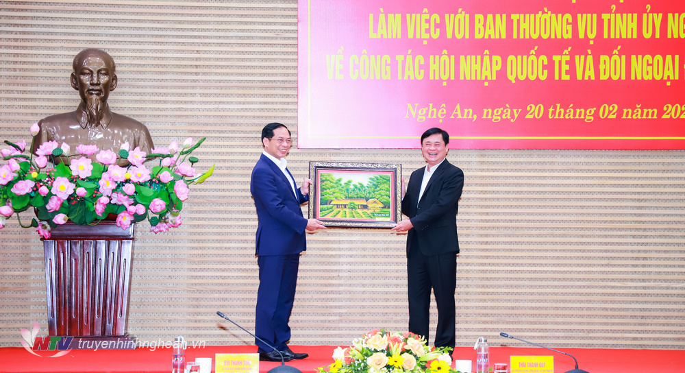 Bí thư Tỉnh uỷ Thái Thanh Quý trao tặng món quà lưu niệm đến Bộ trưởng Bộ Ngoại giao Bùi Thanh Sơn.
