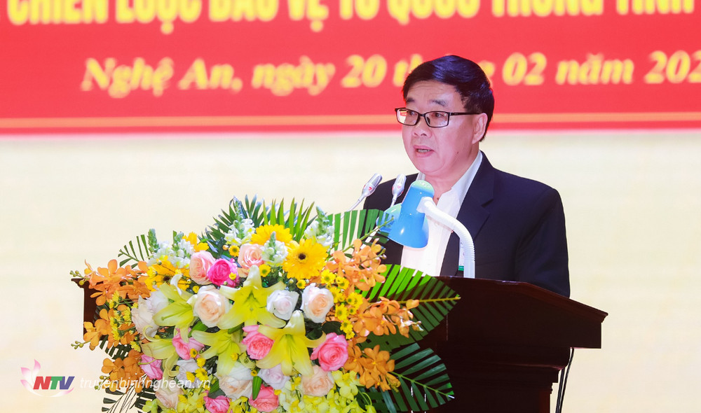 Đồng chí Nguyễn Văn Thông - Phó Bí thư Thường trực Tỉnh uỷ trình bày Báo cáo kết quả 10 năm thực hiện Nghị quyết Trung ương 8 (Khoá XI).
