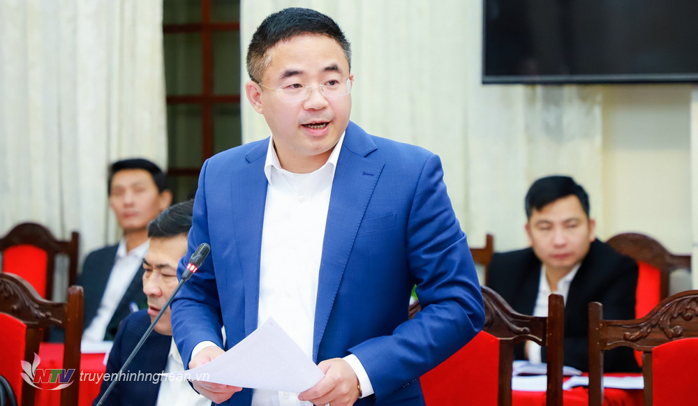 Bí thư Huyện ủy Nam Đàn Nguyễn Xuân Đức phát biểu tại cuộc họp.