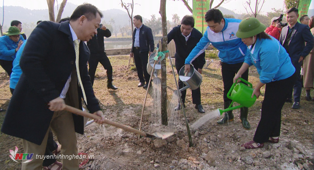 Các đại biểu và 100 đoàn viên, thanh niên đã tiến hành trồng mới một vườn cây thanh niên gồm 350 cây xoài và hơn 5000 cây keo tại Khu Di tích lịch sử Quốc gia Truông Bồn (huyện Đô Lương).