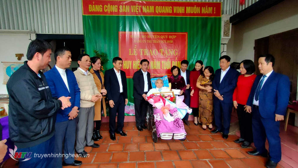 Trao huy hiệu 55 tuổi đảng cho đảng viên Nguyễn Đình Xuân.