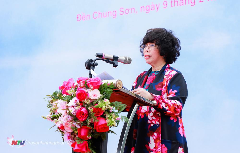 Bà Thái Hương - Tổng Giám đốc Ngân hàng Thương mại Cổ phần Bắc Á - Chủ tịch Hội đồng Chiến lược Tập đoàn TH, Trưởng ban quản lý Đền Chung Sơn phát biểu tại buổi lễ.