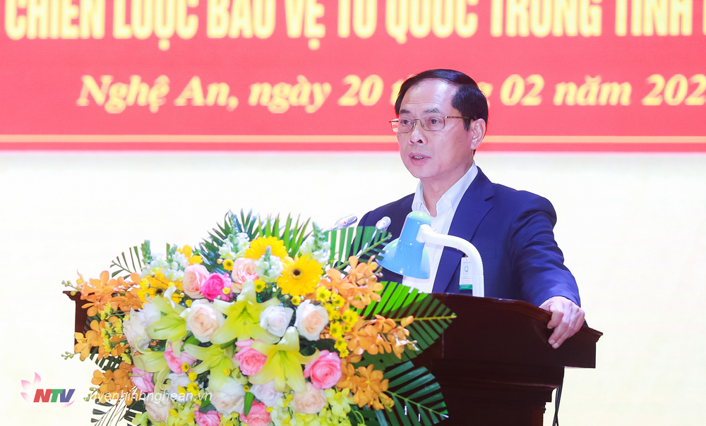 Đồng chí Bùi Thanh Sơn - Uỷ viên Trung ương Đảng, Bí thư Cán sự Đảng, Bộ trưởng Bộ Ngoại giao, thành viên Ban chỉ đạo Tổng kết Nghị quyết Trung ương 8 (Khoá XI) phát biểu chỉ đạo hội nghị.
