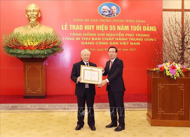 Đồng chí Võ Văn Thưởng, Ủy viên Bộ Chính trị, Thường trực Ban Bí thư trao Huy hiệu 55 năm tuổi Đảng tặng Tổng Bí thư Nguyễn Phú Trọng. Ảnh: TTXVN