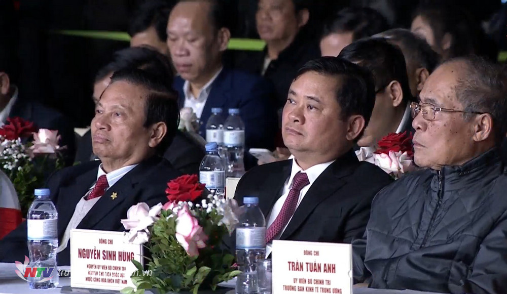 Các đồng chí nguyên lãnh đạo Đảng và Nhà nước, lãnh đạo tỉnh Nghệ An dự buổi lễ.