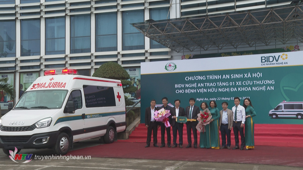 BIDV Nghệ An trao tặng xe cứu thương cho Bệnh viện Hữu nghị Đa khoa tỉnh