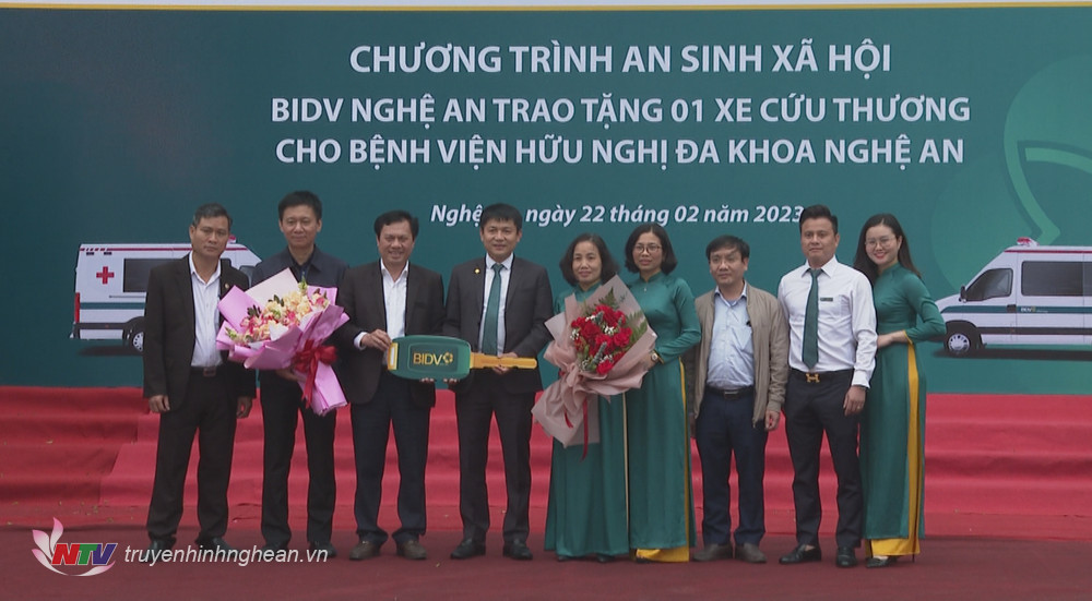 Lãnh đạo Ngân hàng BIDV Nghệ An trao tặng xe cứu thương cho Bệnh viện Hữu nghị Đa khoa Nghệ An