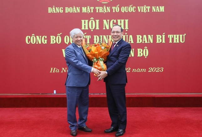 Chủ tịch Ủy ban T.Ư MTTQ Việt Nam Đỗ Văn Chiến chúc mừng ông Hoàng Công Thủy nhận nhiệm vụ mới