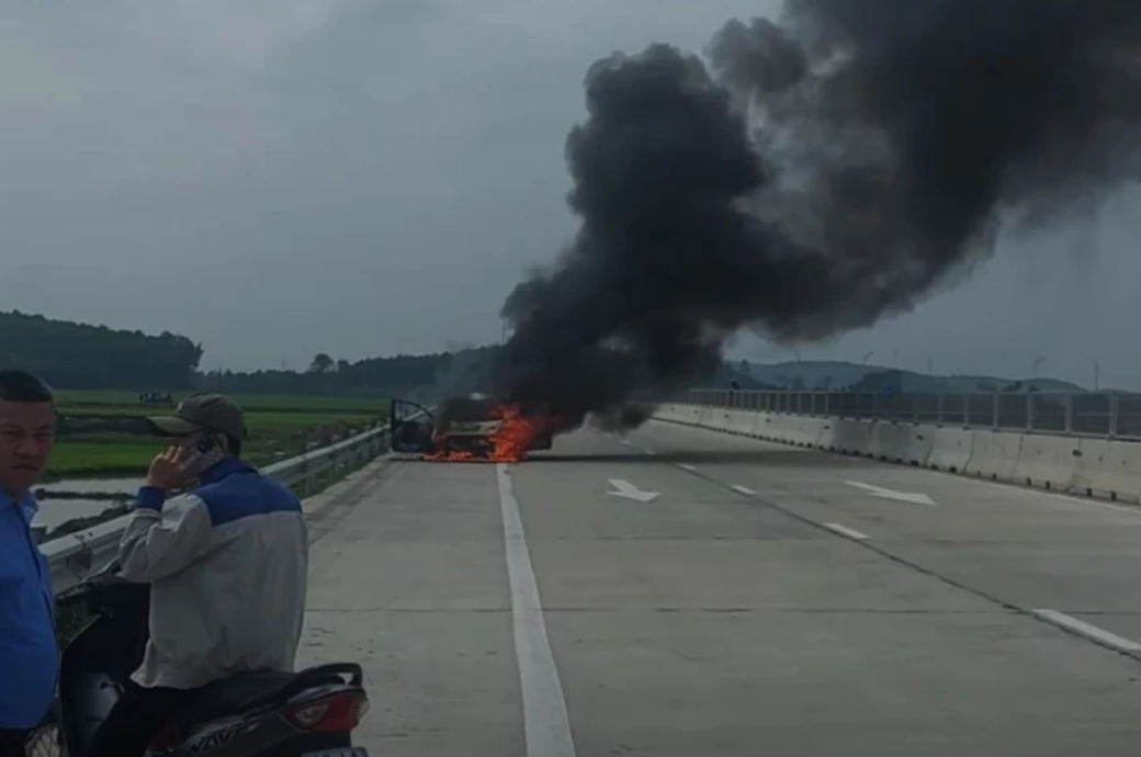 Hiện trường vụ cháy ô tô trên đường ra cao tốc Bắc - Nam, đoạn qua địa phận tỉnh Nghệ An.