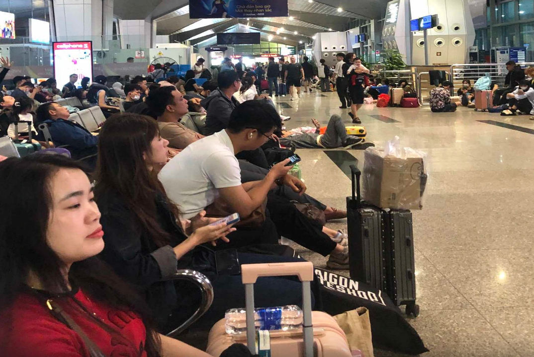 Hàng trăm hành khách phải ngồi chờ ở sân bay Vinh do các chuyến bay không thể cất, hạ cánh vì sương mù.