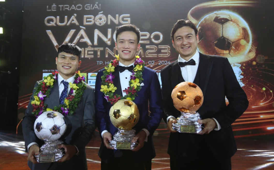 Quả bóng vàng Việt Nam 2023 Hoàng Đức bên cạnh Quả bóng bạc Tuấn Hải và Quả bóng đồng Văn Lâm. 