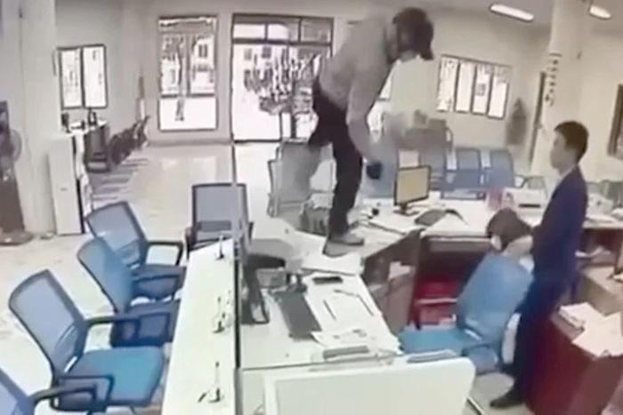 Video ghi lại vụ cướp ở phòng giao dịch chi nhánh ngân hàng đóng tại thị xã Cửa Lò (Nghệ An).