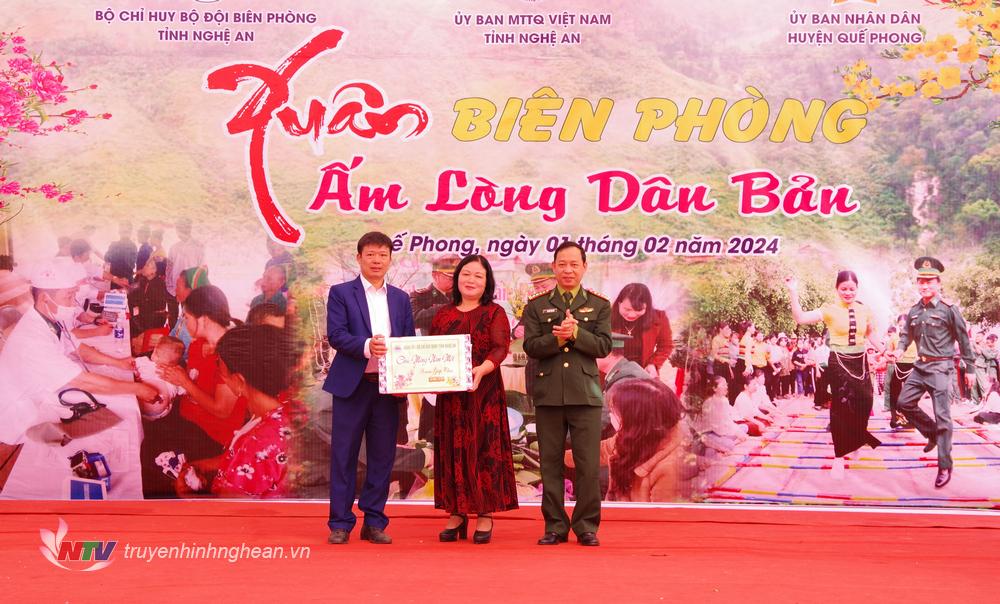 Đại tá Nguyễn Văn Hậu, Chủ nhiệm Chính trị BĐBP Nghệ An trao quà cho Trường Tiểu học xã Thông Thụ