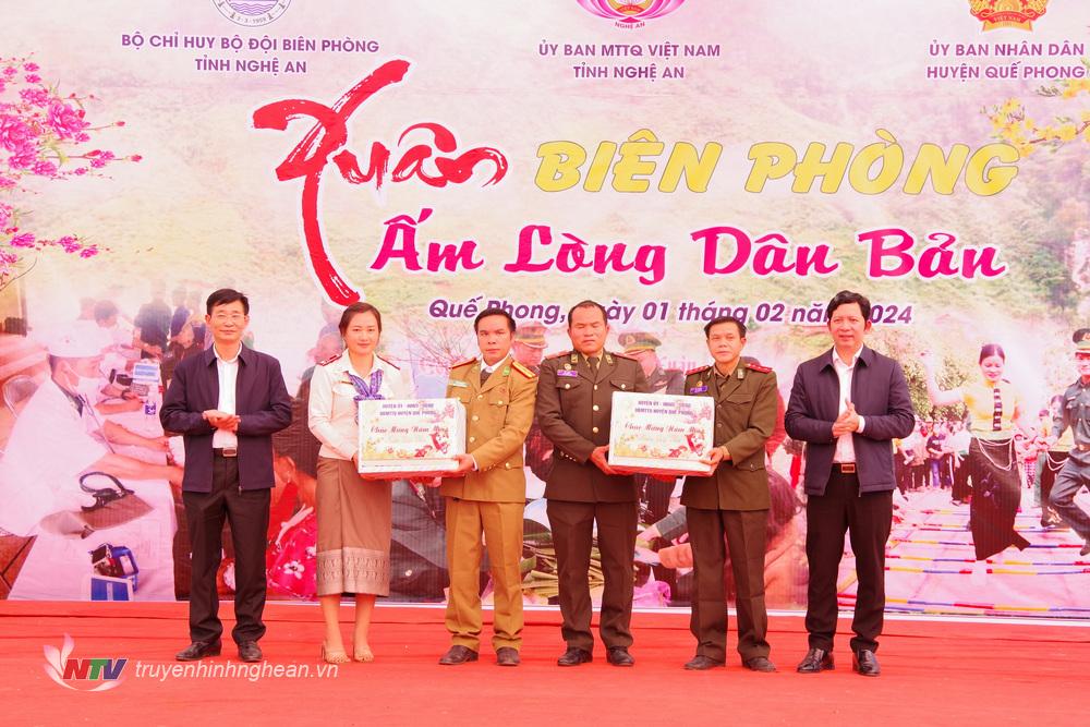 Lãnh đạo huyện Quế Phong trao quà cho lực lượng bảo vệ biên giới của nước bạn Lào.