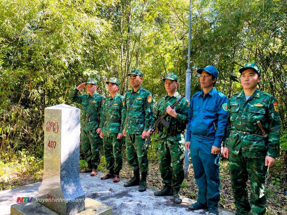 Đội hình tuần tra Đồn Biên phòng cửa khẩu quốc tế Nậm Cắn và dân quân địa phương thực hiện nghi thức chào cột mốc chủ quyền biên giới Việt Nam - Lào