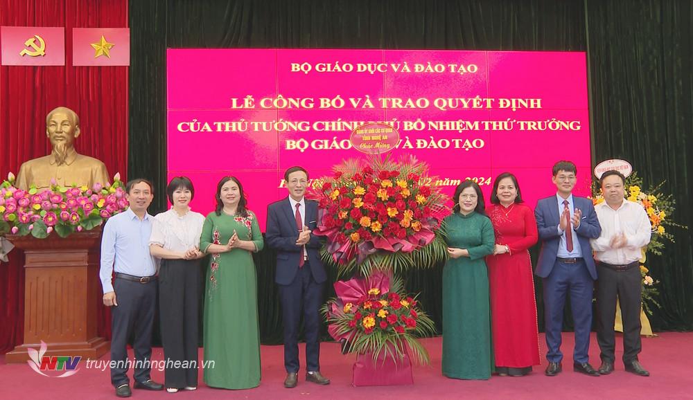 Các đồng chí lãnh đạo Khối CCQ tỉnh tặng hoa chúc mừng đồng chí Nguyễn Thị Kim Chi trên cương vị mới.