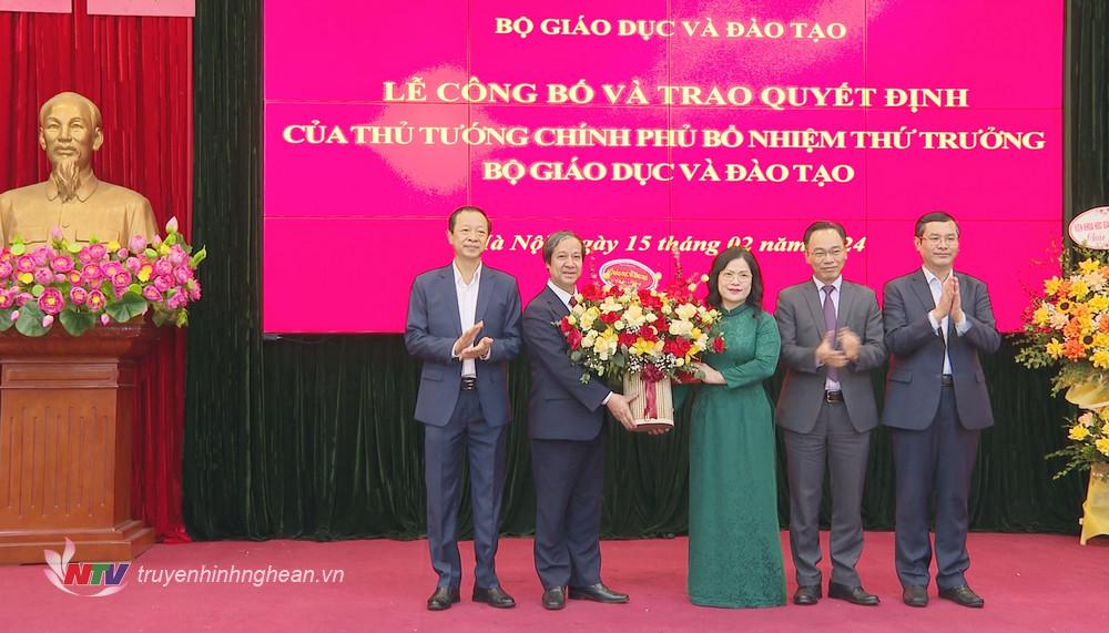 Bộ trưởng Nguyễn Kim Sơn, các Thứ trưởng Bộ GDĐT tặng hoa chúc mừng tân Thứ trưởng Nguyễn Thị Kim Chi