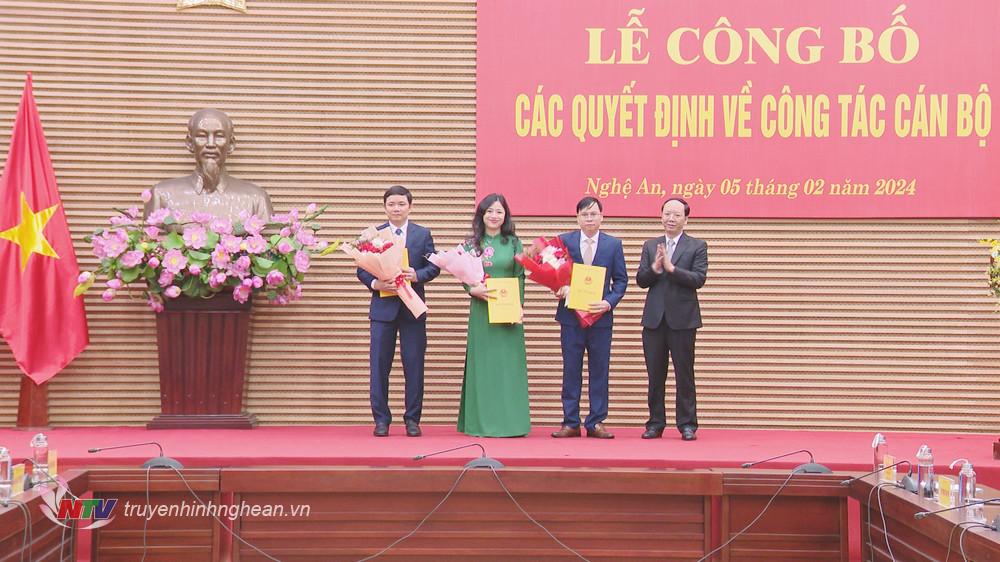 Đồng chí Bùi Thanh An - Uỷ viên Ban Thường vụ Tỉnh uỷ, Phó Chủ tịch UBND tỉnh trao Quyết định, tặng hoa cho các đồng chí được bổ nhiệm. 