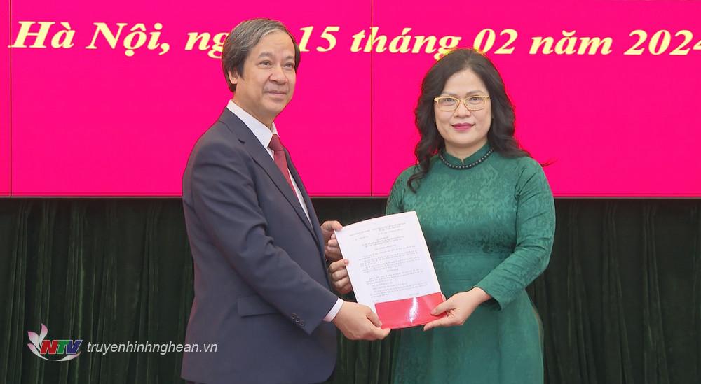 Bộ trưởng Bộ Giáo dục và Đào tạo Nguyễn Kim Sơn trao Quyết định của Thủ tướng Chính phủ cho tân Thứ trưởng Nguyễn Thị Kim Chi