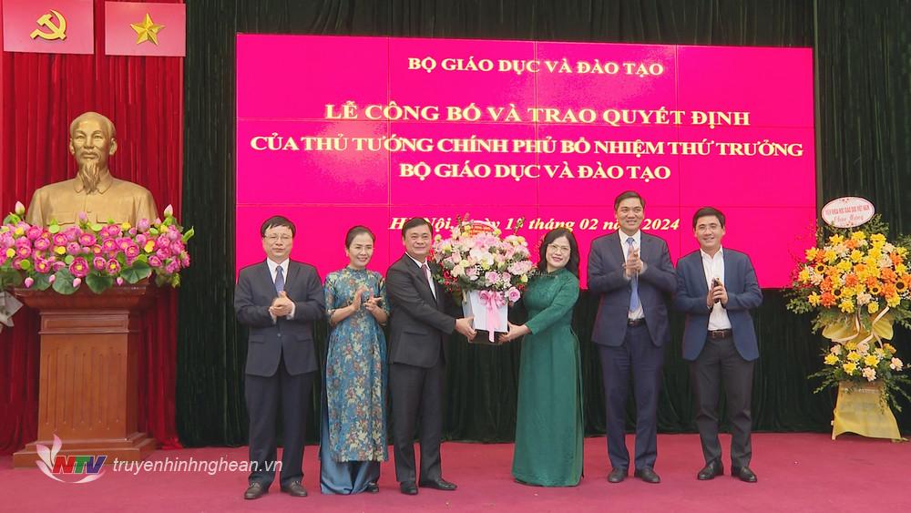 Lãnh đạo tỉnh Nghệ An chúc mừng Thứ trưởng Nguyễn Thị Kim Chi