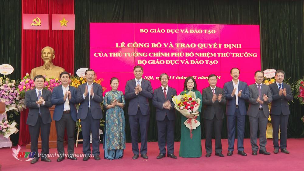 Bộ trưởng Nguyễn Kim Sơn chụp ảnh lưu niệm cùng tân Thứ trưởng Nguyễn Thị Kim Chi và các đồng chí lãnh đạo tỉnh Nghệ An.