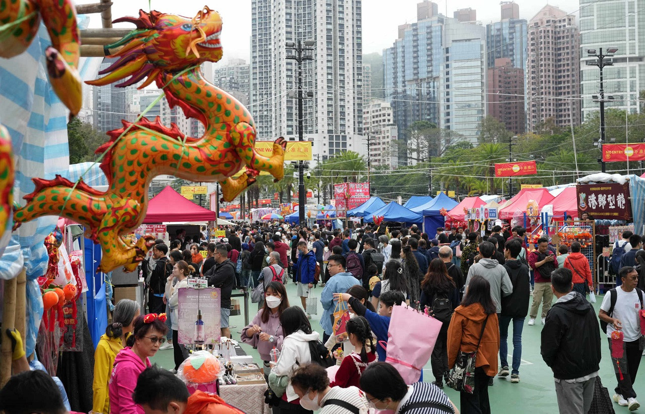 Một hội chợ xuân chào mừng Tết Giáp Thìn ở Hong Kong. Ảnh: EL