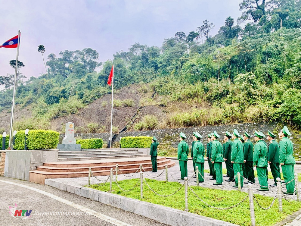 Lễ chào cờ tại cột mốc chủ quyền biên giới được tổ chức trang nghiêm