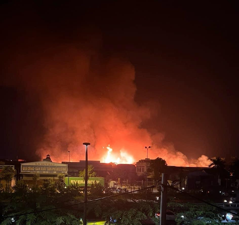 Công ty xảy ra cháy nằm ở trung tâm TP Hải  Dương, cạnh  nhiều nhà máy sản xuất cũ và khu dân cư.