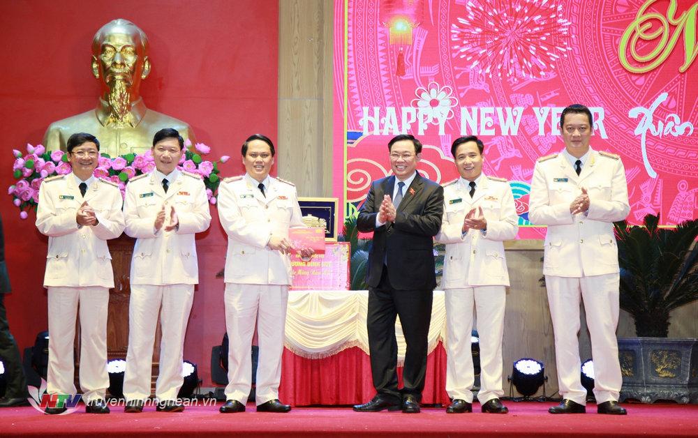 Chủ tịch Quốc hội Vương Đình Huệ tặng quà chúc mừng năm mới Công an tỉnh Nghệ An.