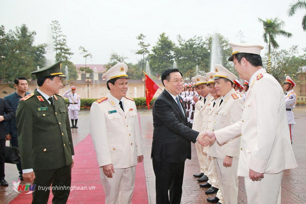 Ban Giám đốc Công an tỉnh Nghệ An đón Chủ tịch Quốc hội Vương Đình Huệ đến thăm, chúc Tết cán bộ, chiến sĩ Công an Nghệ An.