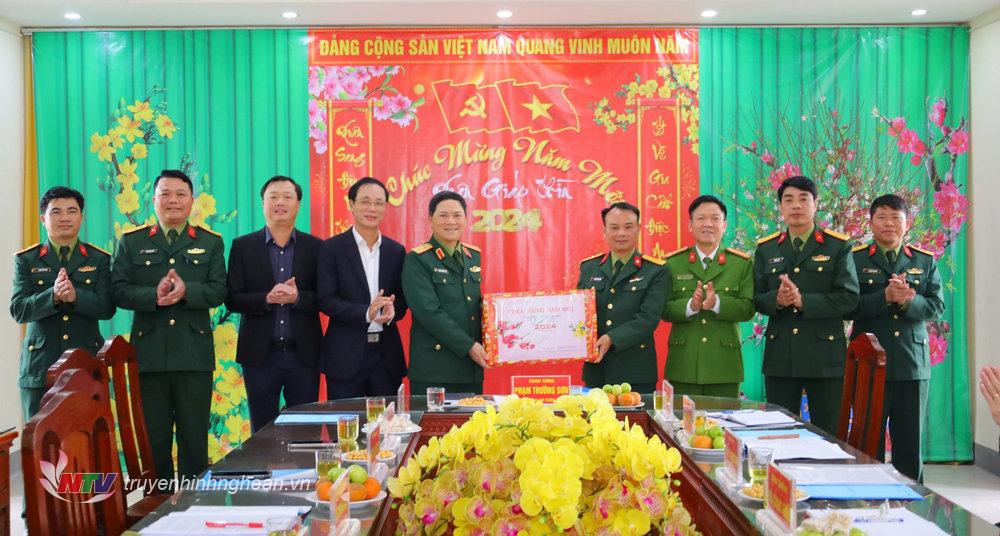 Trung tướng Phạm Trường Sơn, Phó Tổng Tham mưu trưởng QĐND Việt Nam tặng quà Tết cán bộ, chiến sỹ Ban Chỉ huy quân sự huyện Hưng Nguyên.