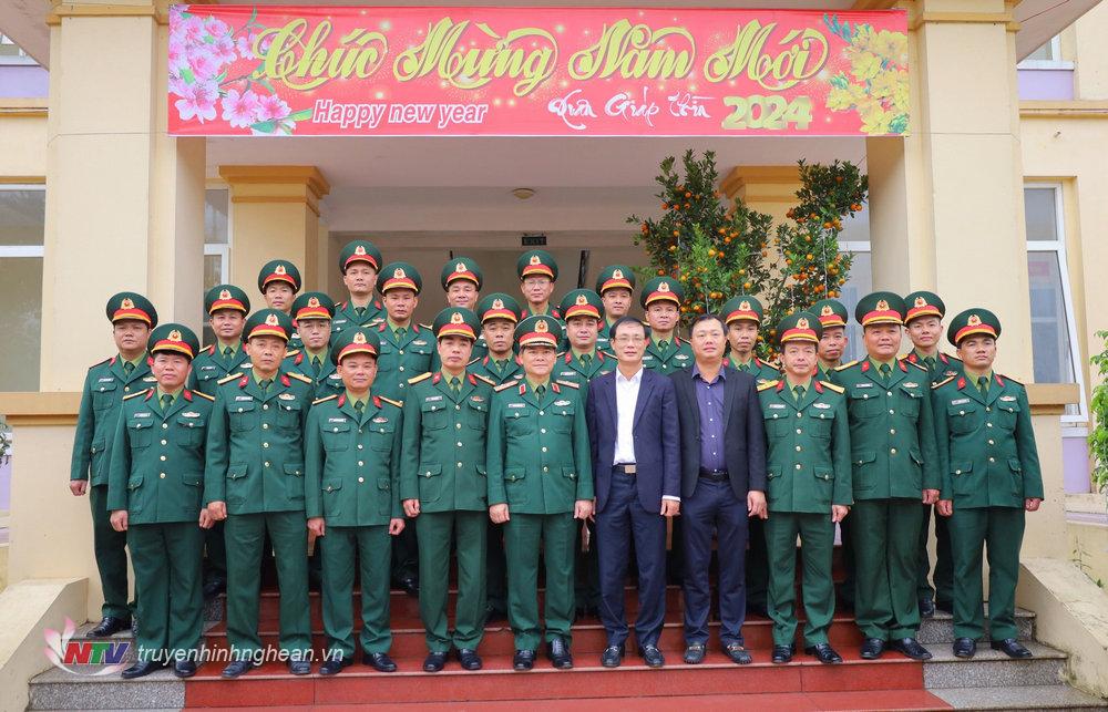 Trung tướng Phạm Trường Sơn chụp ảnh cùng lãnh đạo UBND, HĐND huyện Hưng Nguyên và cán bộ Ban Chỉ huy Quân sự huyện Hưng Nguyên.