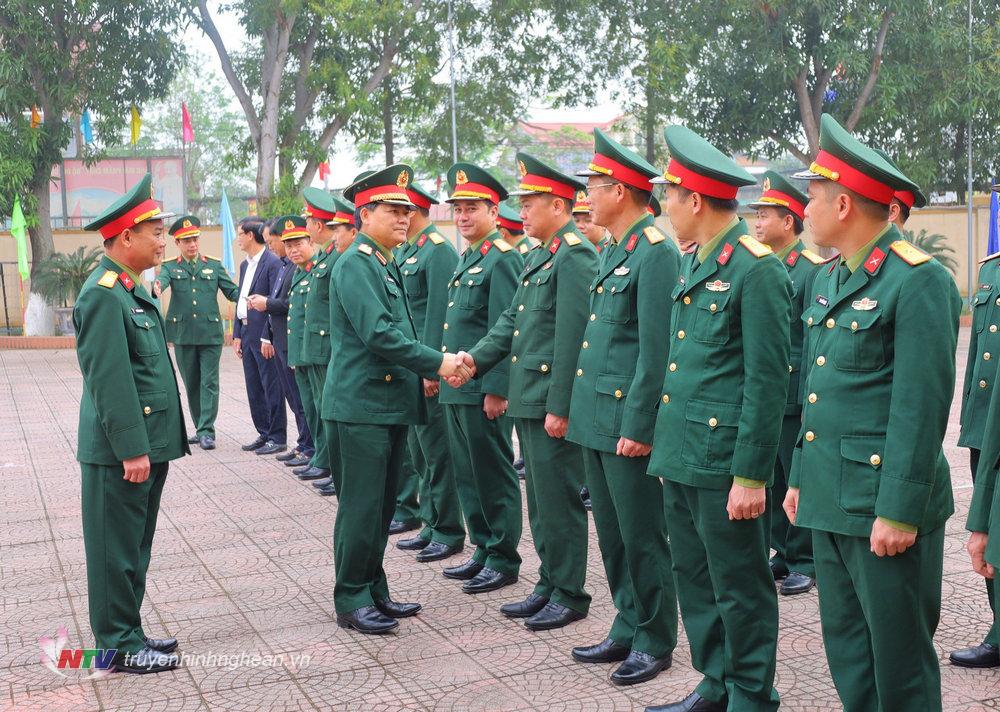 Đoàn công tác Bộ Tổng tham mưu Quân đội Nhân dân Việt Nam thăm và chúc Tết cán bộ, chiến sĩ Ban Chỉ huy Quân sự huyện Hưng Nguyên.