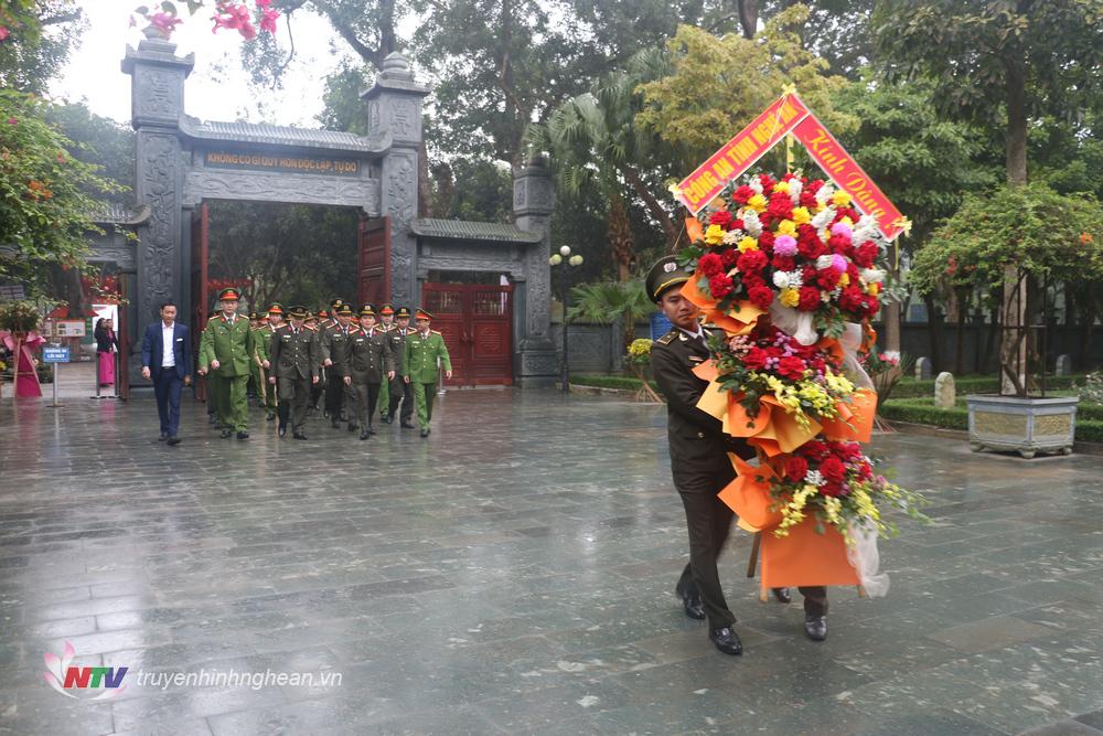 Đoàn đại biểu Công an tỉnh Nghệ An dâng hoa, dâng hương tưởng niệm Chủ tịch Hồ Chí Minh tại Khu di tích quốc gia đặc biệt Kim Liên, Nam Đàn.