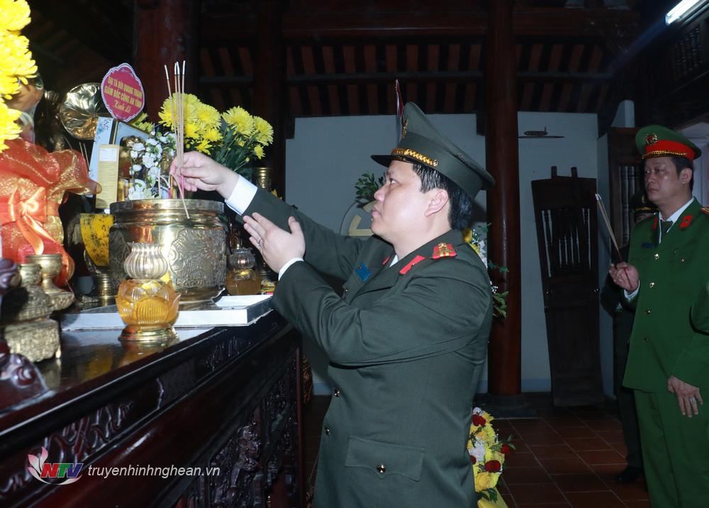 Đại tá Bùi Quang Thanh, Giám đốc Công an tỉnh dâng hương lên cố Bộ trưởng Trần Quốc Hoàn