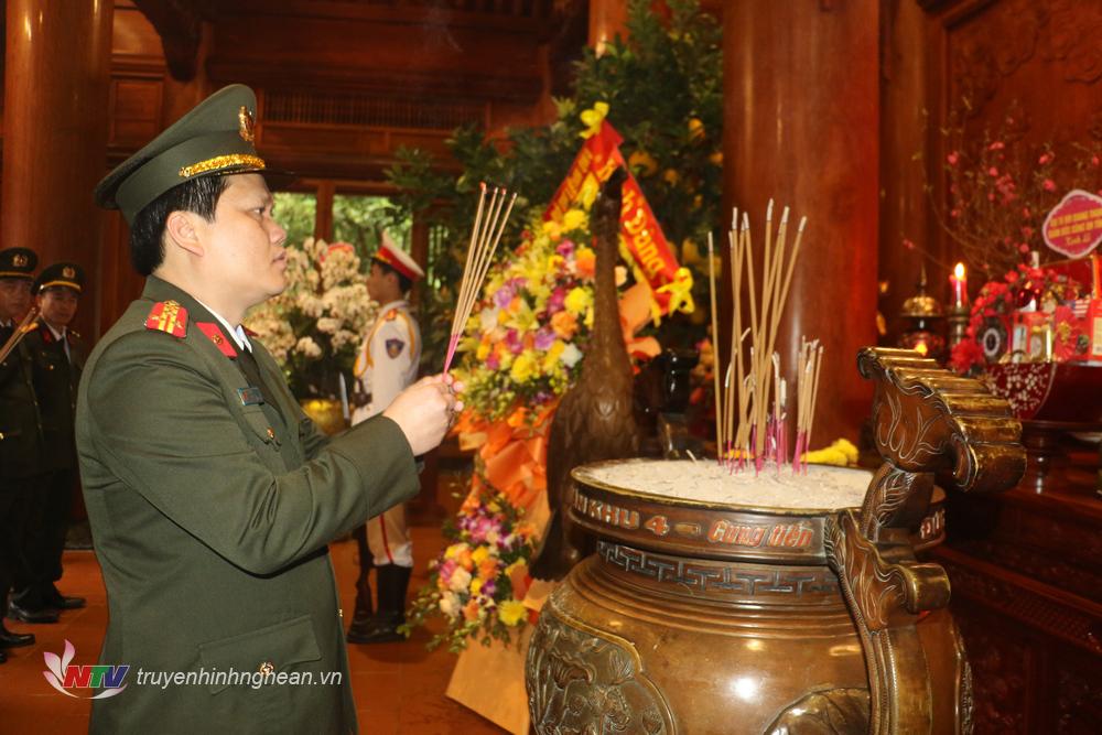 Đại tá Bùi Quang Thanh, Giám đốc Công an tỉnh dâng hương lên anh linh Chủ tịch Hồ Chí Minh