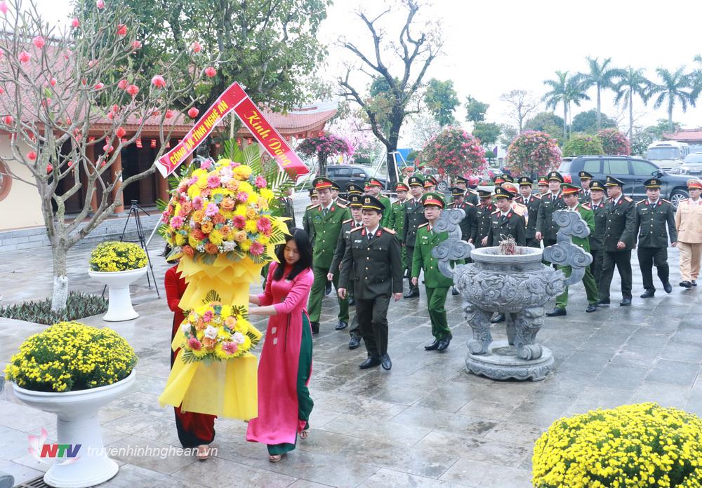 Đoàn đại biểu dâng hoa tại Khu lưu niệm cố Tổng Bí thư Lê Hồng Phong